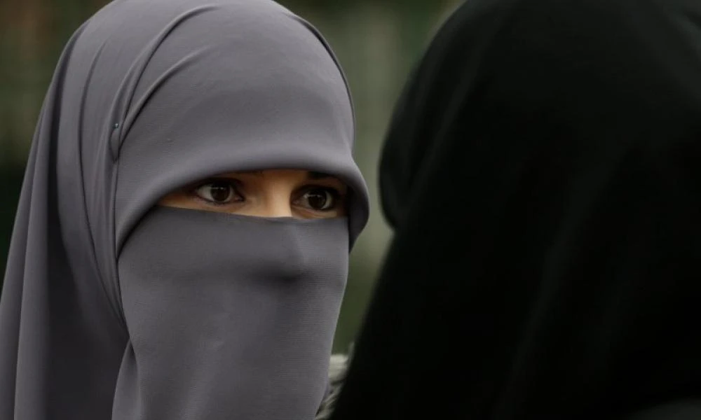 Τι απαντάει στο ΠΕΝΤΑΠΟΣΤΑΓΜΑ το γαλλικό εστιατόριο στη Σ. Αραβία που φέρεται να απαγορεύει το χιτζάμπ